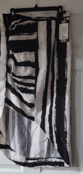 Very Classy skirt, with a little slit. (L)  It will go right below you r knee. - Picture 2 of 2